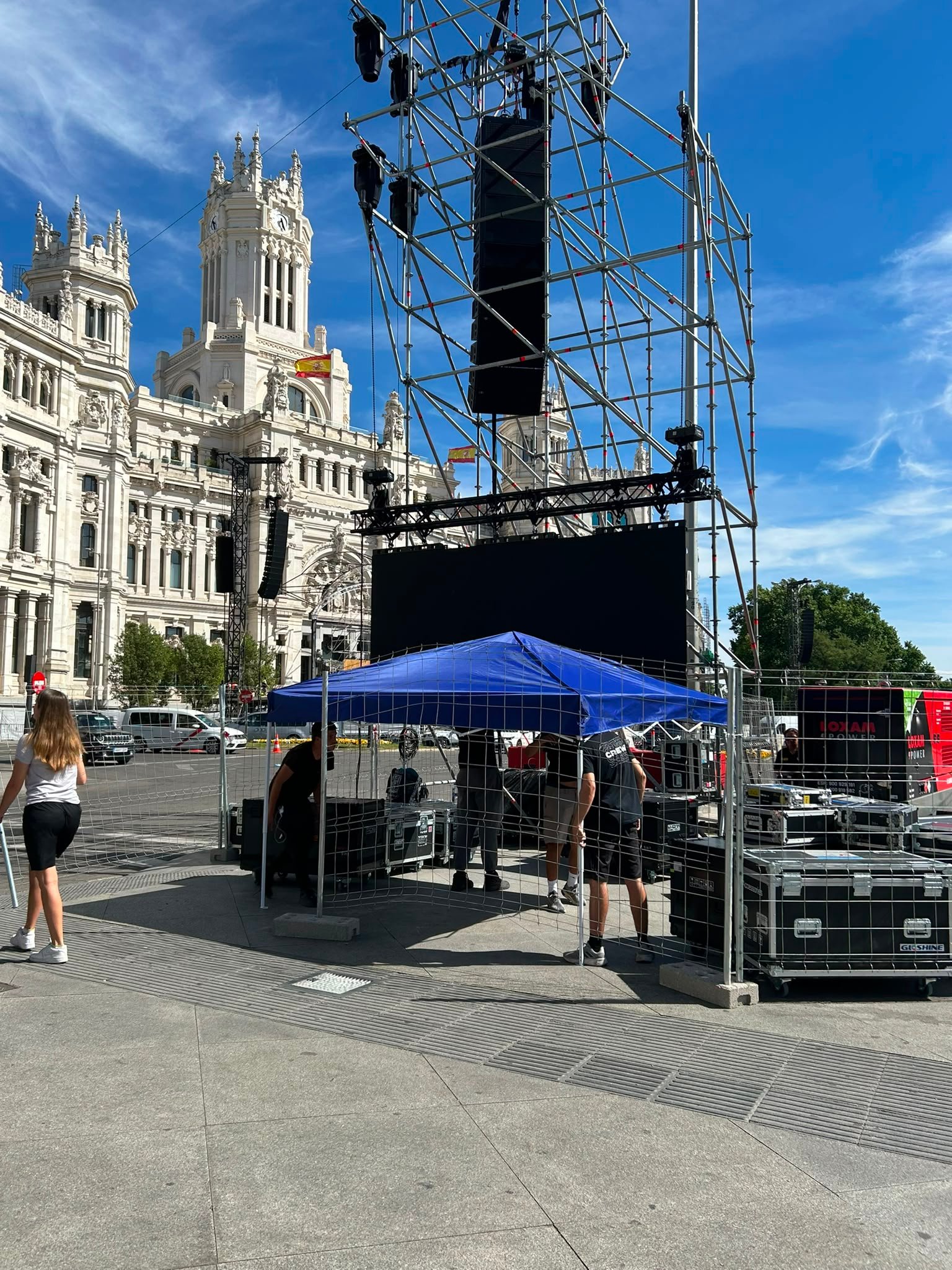 Montaje de carpas abiertas para eventos en Madrid con mesas y sillas de Adanity