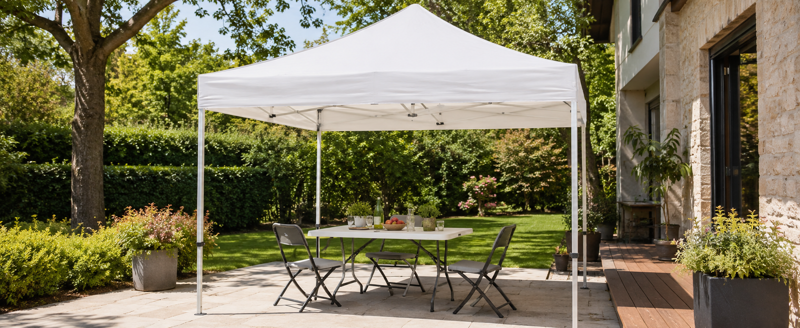 Carpa plegable abierta en un jardín preparada para diferentes usos exteriores