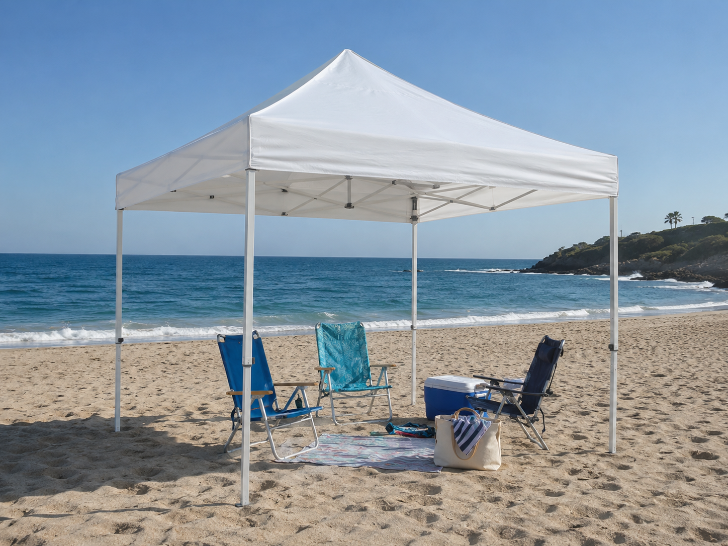Carpa plegable 3x3 abierta instalada en la playa para crear una zona de sombra